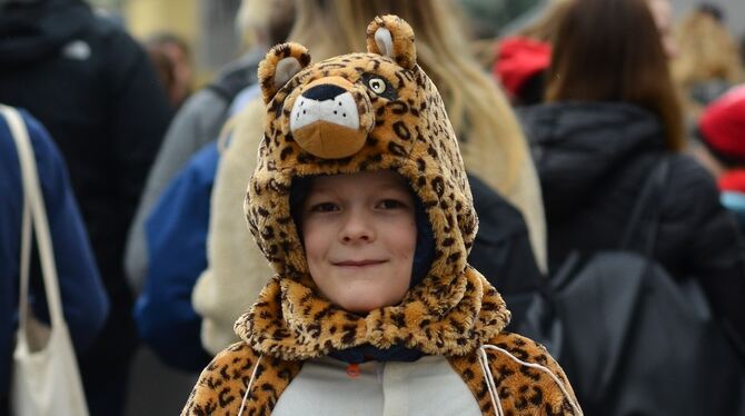 Leo, neun Jahre jung, protestiert im Leopardenkostüm.