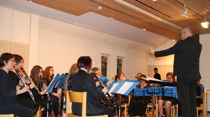 Das O2C-Blasorchester gab – mit Unterstützung von Pfullinger Musikern – im Paul-Gerhardt-Haus ein Konzert. FOTO: OECHSNER