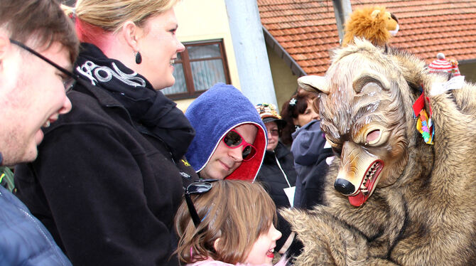 Späße zwischen Zuschauern und Narren gehören zu jedem gelungenen Umzug – und folglich auch zum Großengstinger. Späße zwischen Zuschauern und Narren gehören zu jedem gelungenen Umzug – und folglich auch zum Großengstinger.