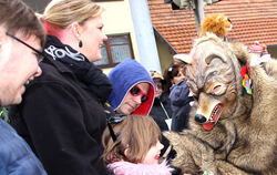 Späße zwischen Zuschauern und Narren gehören zu jedem gelungenen Umzug – und folglich auch zum Großengstinger.