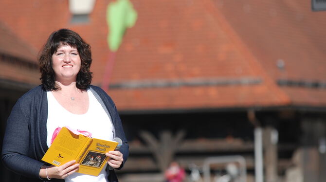 »Verzauberte Westalb« auf dem Metzinger Kelternplatz: Sandra Linsenmayer liest (auch) regionale Sagen.  FOTO: PFISTERER