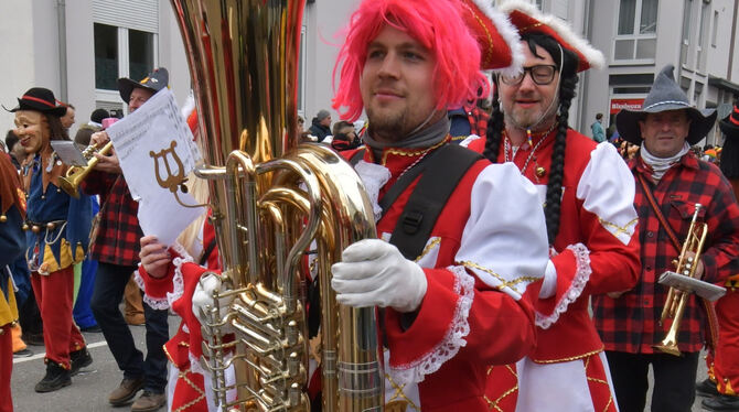 Musikkapellen begleiteten die Narren.