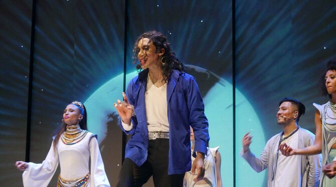 Dantanio Goodman in der Rolle von Michael Jackson und das »Beat It«-Ensemble in der Reutlinger Stadthalle. FOTO: MORAWITZKY