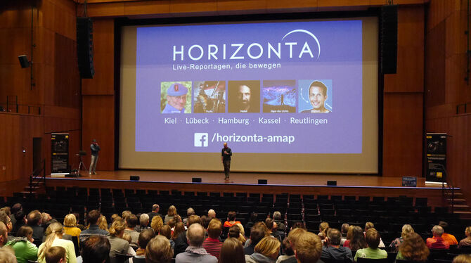 Markus Mauthe stellt dem Reutlinger Publikum das Horizonta-Festival und die Arbeit von AMAP vor.  FOTO: SCHÄLE-SCHMITT