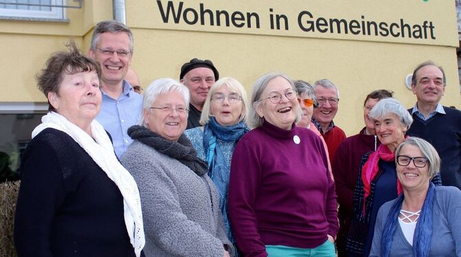 Die Wigwam-Bewohner freuen sich mit EENA-Vorstand Martin Schöfthaler (Zweiter von links) über das Mieterstromprojekt. FOTO: SPIE