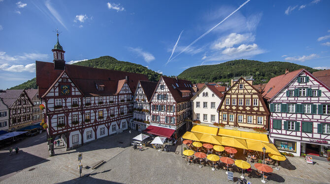 Die historische Altstadt von Bad Urach lockte wieder mehr Touristen an.  FOTO: KW