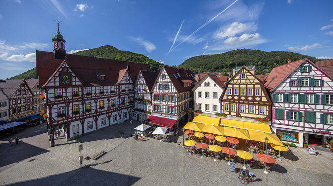 Die historische Altstadt von Bad Urach lockte wieder mehr Touristen an.  FOTO: STADT