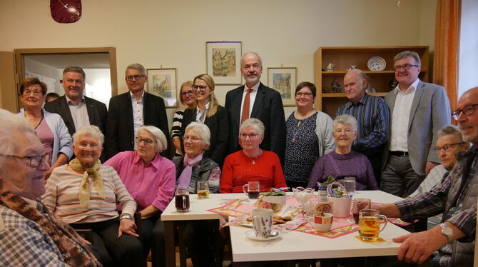 Während des Uracher Seniorentreffs präsentierte Landrat Thomas Reumann (Mitte) zusammen mit den Bürgermeistern von Bad Urach, De