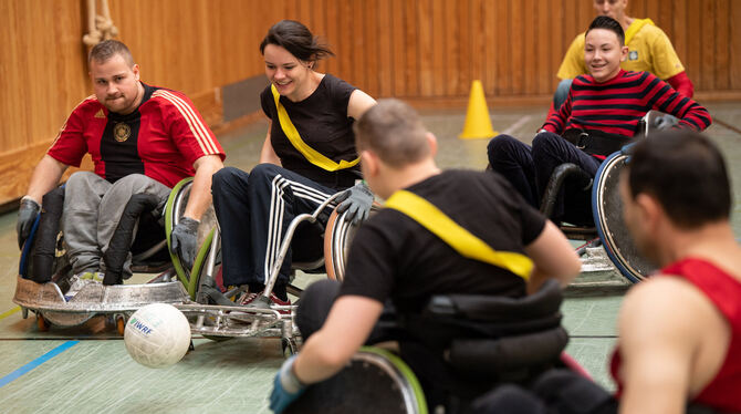 Lucas Zehnle (links) und Bettina Kollmer (Zweite von links) kämpfen beim Rollstuhlrugby in der Turnhalle der Tübinger Unfallklin
