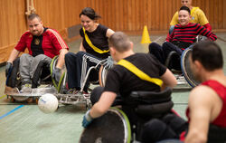 Lucas Zehnle (links) und Bettina Kollmer (Zweite von links) kämpfen beim Rollstuhlrugby in der Turnhalle der Tübinger Unfallklin