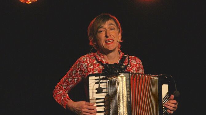 Ina Z im Café Nepomuk.  FOTO: SPIESS