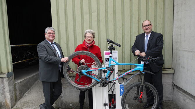 Oberbürgermeisterin Barbara Bosch übergab die neue Radservicestation der Wafios-Mitarbeiter an Vorstandsmitglied Uwe-Peter Weigl