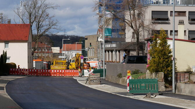 Die Sperrung der Ulmer Straße in Metzingen wird um eine Woche verlängert. Am Freitag, 15. März, soll der Verkehr wieder rollen.