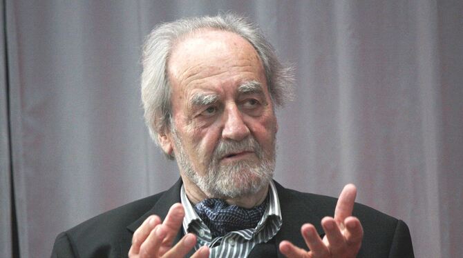 Felix Huby liest aus seinem autobiografischen Roman »Spiegeljahre«.  FOTO: STRÖHLE