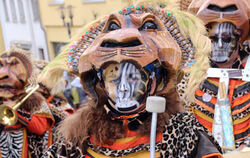 Der Stäära-Gugga-Trommler vertrieb in Gammertingen die Wintergeister.  FOTO: LEIPPERT
