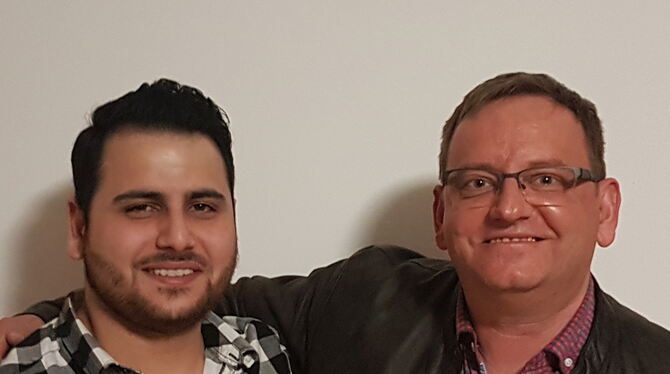 Für den Flüchtlingshelfer Martin Tauchmann (rechts) ist der 23-jährige Syrer Homam inzwischen zum Freund geworden. FOTO: GIESELE