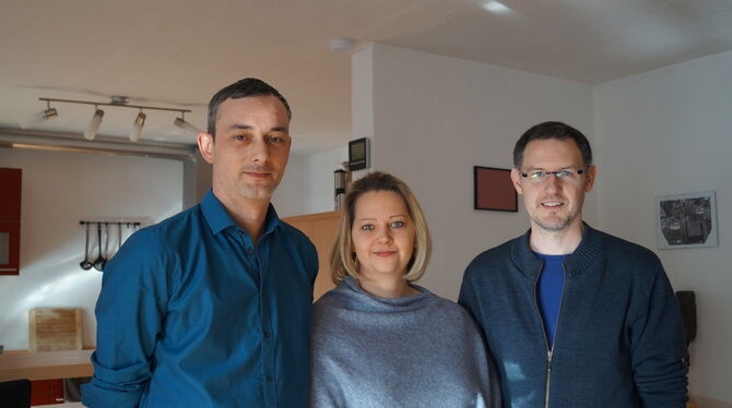 Claudia und Axel Sonnemann haben die Hilfsaktion gestartet, die Michael Hossinger (links) die Behandlung ermöglicht.  FOTO: WURS