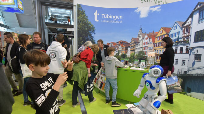 Präsenz auf der Touristikmesse CMT: Der kleine Roboter wirbt für Tübingen.  FOTO: MEYER