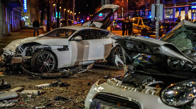 Beim Zusammenprall von zwei Autos sind in Stuttgart zwei Menschen ums Leben gekommen. Foto: Kohls/SDMG/dpa