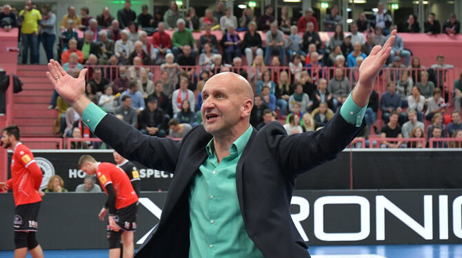 Hört auf: Rottenburgs Trainer Hans Peter Müller-Angstenberger. FOTO: NIETHAMMER Hört auf: Rottenburgs Trainer Hans Peter Müller-Angstenberger. FOTO: NIETHAMMER