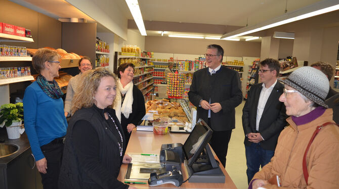 Gute Stimmung bei der Eröffnung von »’s Kaufhaus«, das die Nahversorgung in Zainingen sichert.  FOTO: SANDER