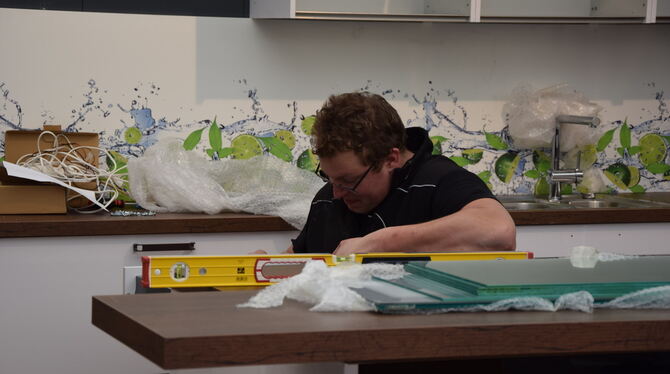 Noch sind die Aufbauarbeiten auf dem Messegelände in vollem Gange.  FOTO: WAGNER