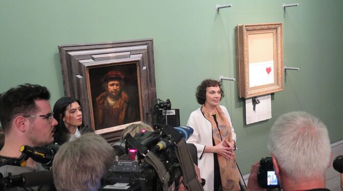 Christiane Lange, Direktorin der Staatsgalerie Stuttgart, erklärt der versammelten Presse, warum das Rembrandt-"Selbstbildnis mi