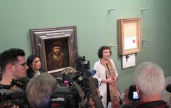 Christiane Lange, Direktorin der Staatsgalerie Stuttgart, erklärt der versammelten Presse, warum das Rembrandt-»Selbstbildnis mi