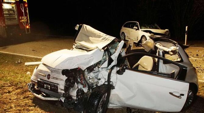 Zwei Autos stehen nach einem Zusammenprall am Straßenrand