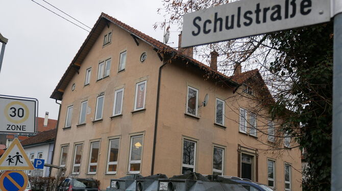 In keinem guten Zustand: Bis 2021 soll das alte Schulhaus modernisiert werden.  FOTO: LEISTER