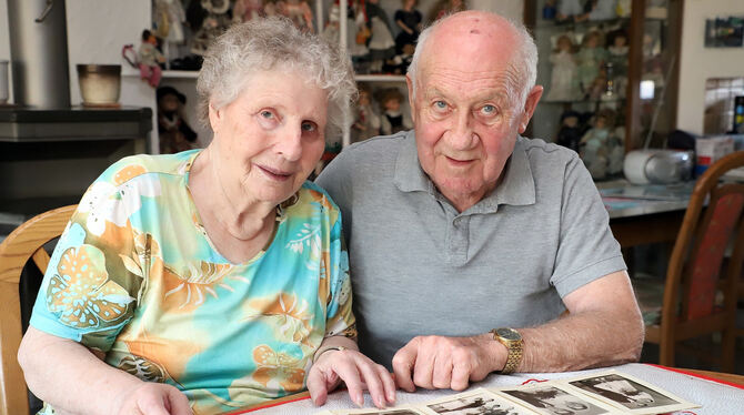 Eva Trautmann und ihr Mann Wilhelm mit alten Hochzeitsfotos. Die 83-Jährige hat bei Kriegsende 1945 eine dramatische Flucht aus
