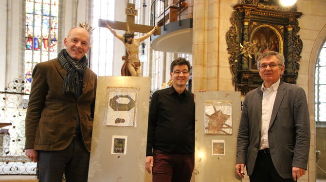 Kreuzweg in der Amanduskirche Bad Urach (von links): Professor Jürgen Essl, der Künstler Wolfgang Dick und Pfarrer Wilhelm Kelle