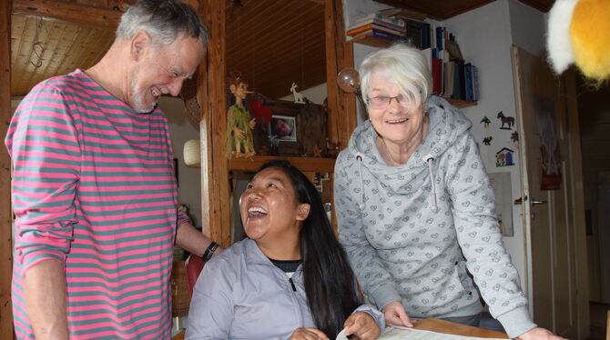 Bei einem Notfall ist Hilfe Ehrensache: Zahnärztin Tenzin Dolma Tamang mit ihren Pateneltern Barbara und Winfried Krahl.  FOTO: