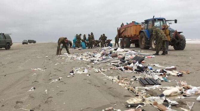 Soldaten säubern Strand