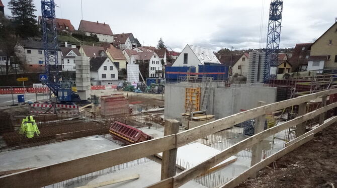 Auch die GWG-Baustelle in Altenburg kommt voran. Spatenstich war im September.   FOTO: DÖRR