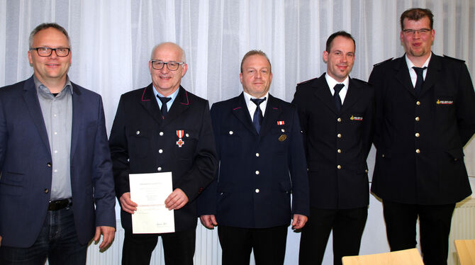 Bürgermeister Reinhold Teufel (links), Kommandant Markus Stoll (rechts) sowie Vizekommandant Philipp Schneider (Zweiter von rech