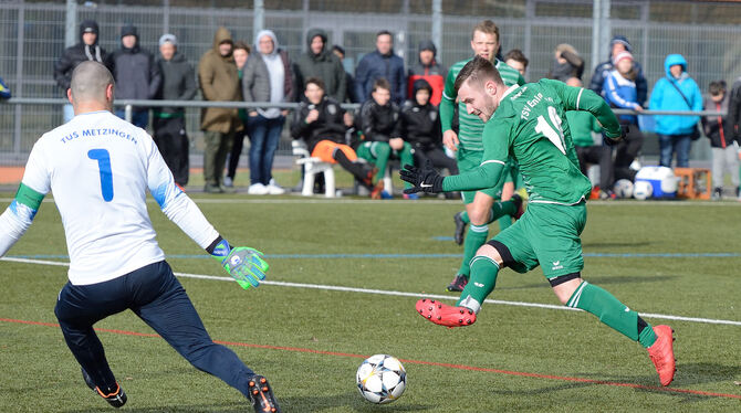 Johannes Klein erzielt das 2:1 für den TSV Eningen. Metzingens Torhüter Michael Paradzikovic hat das Nachsehen.  FOTO: PIETH