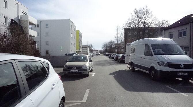 In Seitenstraßen wie der Heilbronner Straße gibt es am späten Nachmittag oft fast keine Parkplätze mehr. FOTOS: DÖRR