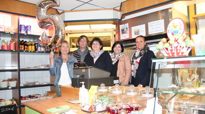 Seit fünf Jahren gibt es das »Lädle« in Kohlstetten. Fürs ehrenamtliche Team verantwortlich zeichnen (von links) Bettina Samulsk