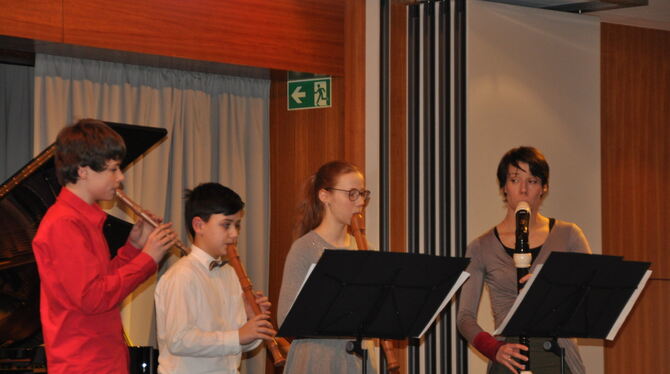 Ebenso wie etliche andere Musikgruppen und Solisten der Musikschule Eningen zeigte auch das Flötenensemble mit (von links) Const