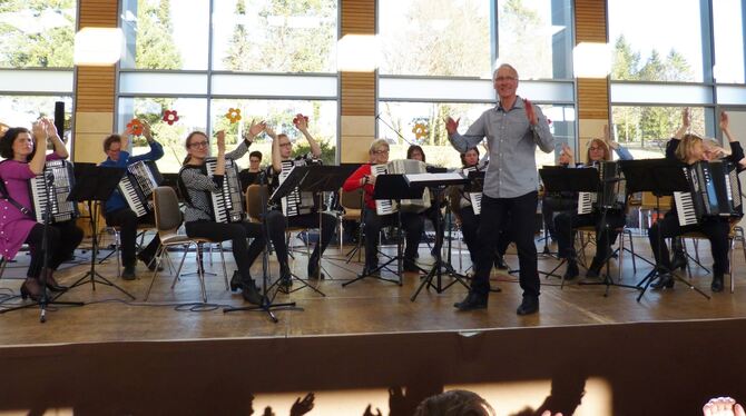 Das eigens formierte Jubiläumsorchester aus ehemaligen Musikern des Akkordeonorchesters Münsinger Alb begeisterte das Publikum i