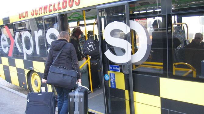 Reisende nutzen den Expresso, um pünktlich ihren Flieger am Stuttgarter Flughafen zu erreichen. Wenn sie aber mit dem Expresso i