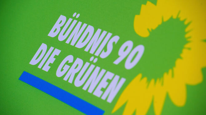 ARCHIV - 23.02.2013, Rostock: Das Logo von Bündnis 90/Die Grünen steht auf einem Aufsteller der Partei. (zu dpa "Landesparteitag