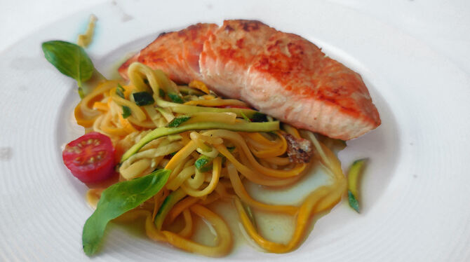 Nur eines von fast 200 Gerichten auf der Webseite von Pliezhausen: Lachs an Zuccinispaghetti.   FOTO: WERMKE