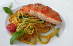 Nur eines von fast 200 Gerichten auf der Webseite von Pliezhausen: Lachs an Zuccinispaghetti.   FOTO: WERMKE