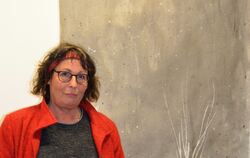 Anne-Christine Klarmann vor einer ihrer Arbeiten im Künstlerbund.  FOTO: VEY