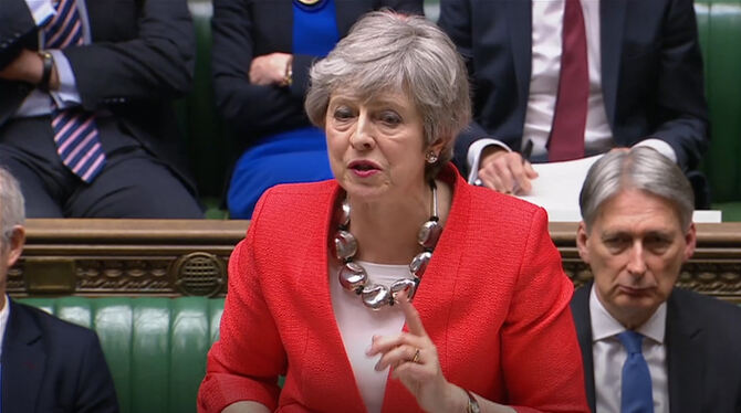 Mit heiserer Stimme: Premierministerin Theresa May wirbt im Unterhaus für ihr Brexit-Abkommen.  FOTOS: DPA