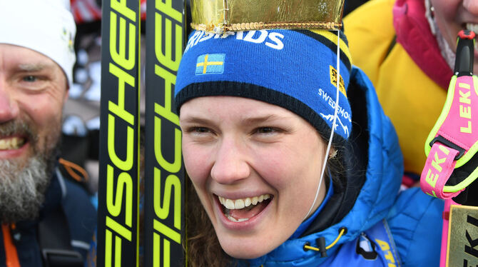 Hanna Öberg aus Schweden posiert als Einzel-Weltmeisterin mit einer Krone.  FOTO: DPA