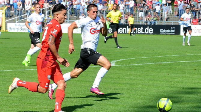 Dominic Sessa (am Ball) im Hinspiel gegen den FC 08 Villingen. Foto: Niethammer