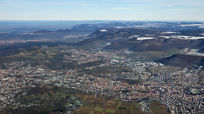 Der Blick von oben offenbart die fließende Siedlungsentwicklung. Zwischen Georgenberg (unten links) und Achalm (im Mittelgrund l